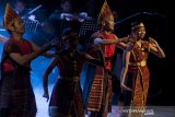 Seniman menampilkan teatrikal pernikahan dalam suku Batak saat Konser Emas Sangge Sangge di Dago Tea House, Bandung, Jawa Barat, Jumat (4/10/2019) malam. Konser Emas Sangge Sangge yang menampilkan kolaborasi antara musik, orkestra dan teater tersebut merupakan pertunjukkan yang mengenalkan sekaligus melestarikan budaya dan kesenian tradisi Batak Toba khususnya bagi generasi yang lahir di luar tanah Batak. ANTARA JABAR/Novrian Arbi/agr