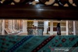 Pengunjung melihat sejumlah motif kain batik khas Jawa Barat yang dipamerkan di Museum Kota Bandung, Jawa Barat, Sabtu (5/10/2019).  Yayasan Batik Jawa Barat menampilkan sedikitnya 150 koleksi motif dengan tema pesan bergambar bagi kehidupan yang betujuan untuk mengenalkan dan melestarikan ragam motif batik yang ada di jawa Barat. ANTARA JABAR/Novrian Arbi/agr