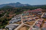 Foto udara perumahan di Arjasari, Kabupaten Bandung, Jawa Barat, Minggu (6/10/2019). Presiden Joko Widodo menyetujui penambahan kuota rumah subsidi melalui skema Fasilitas Likuiditas Pembiayaan Perumahan (FLPP) dengan maksimal besaran Rp 2 triliun atau dapat digunakan untuk membangun rumah subsidi sebanyak 20 hingga 30 ribu unit. ANTARA JABAR/Raisan Al Farisi/agr