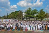 Umat muslim melaksanakan salat minta hujan (Istisqa) di Kawasan Situ Gede yang mengering, Kota Tasikmalaya, Jawa Barat, Jumat (4/9/2019). Salat Istisqa guna memohon diturunkannya hujan di kawasan tersebut karena lahan pertanian dan sumber mata air warga yang mengering akibat dilanda kemarau panjang. ANTARA JABAR/Adeng Bustomi/agr