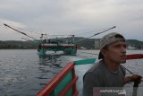 Nelayan tradisional menarik palong (bagan) yang digunakan untuk menangkap ikan di perairan laut Selat Malaka, Krueng Raya, Aceh Besar, Aceh, Sabtu (5/10/2019). Bagan merupakan rangkaian dua perahu yang dirangkai menjadi satu bagian dengan mengandalkan cahaya lampu neon untuk menangkap ikan. Antara Aceh/Irwansyah Putra.