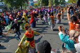 Penari menari tari batik jombangan secara kolosal di area Car Free Day depan gedung DPRD Jombang, Jawa Timur, Minggu (6/10/2019). Sekitar 700 orang ikut dalam kegiatan tari batik jombang yang digelar Froum Komunikasi Masyarakat Jombang (FKMJ) untuk memperingati Hari Kesaktian Pancasila 2019. Antara Jatim/Syaiful Arif/zk