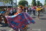 Penari menari tari batik jombangan secara kolosal di area Car Free Day depan gedung DPRD Jombang, Jawa Timur, Minggu (6/10/2019). Sekitar 700 orang ikut dalam kegiatan tari batik jombang yang digelar Froum Komunikasi Masyarakat Jombang (FKMJ) untuk memperingati Hari Kesaktian Pancasila 2019. Antara Jatim/Syaiful Arif/zk