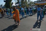 Penari menari tari batik jombangan secara kolosal di area Car Free Day depan gedung DPRD Jombang, Jawa Timur, Minggu (6/10/2019). Sekitar 700 orang ikut dalam kegiatan tari batik jombang yang digelar Froum Komunikasi Masyarakat Jombang (FKMJ) untuk memperingati Hari Kesaktian Pancasila 2019. Antara Jatim/Syaiful Arif/zk