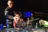 Prajurit TNI menjelaskan tentang senjata laras panjang kepada pengunjung saat digelar Pameran Alat Utama Sistem Persenjataan (Alutsista) TNI di Bosbow Madiun, Jawa Timur, Minggu (6/10/2019). Pameran Alutsista TNI dalam rangka peringatan HUT ke-74 TNI tersebut rencananya berlangsung hingga 9 Oktober mendatang. Antara Jatim/Siswowidodo/zk.