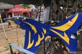 Pengunjung mengamati miniatur pesawat tempur T-50i Golden Eagle saat digelar Pameran Alat Utama Sistem Persenjataan (Alutsista) TNI di Bosbow Madiun, Jawa Timur, Minggu (6/10/2019). Pameran Alutsista TNI dalam rangka peringatan HUT ke-74 TNI tersebut rencananya berlangsung hingga 9 Oktober mendatang. Antara Jatim/Siswowidodo/zk.