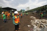 Kepala Divisi Pencegahan dan Penindakan Komisi Pemberantasan Korupsi (KPK) Koordinator Wilayah 7 Nana Mulyana melakukan inspeksi mendadak ke pelabuhan khusus batu bara milik PT. Talenta Bumi di Marabahan, Kabupaten Barito Kuala, Kalimantan Selatan, Senin (7/10/2019). Tim KPK yang diwakili Kepala Divisi Pencegahan dan Penindakan Korwil 7 melakukan inspeksi mendadak ke pelabuhan khusus batu bara guna menindaklanjuti temuan aktivitas tambang ilegal di Kalsel. Foto Antaranews Kalsel/Bayu Pratama S.