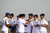 Komandan Puspenerbal Laksma TNI Edwin (keempat kanan) menyematkan tanda kepada Komandan Lanudal Juanda baru Kolonel Laut (P) Muhammad Tohir (ketiga kanan) saat upacara serah terima jabatan Komandan Kolat Penerbal, Komandan Wing udara 2 dan Komandan Lanudal Juanda di Apron Hanggar Lanudal Juanda Surabaya di Sidoarjo, Jawa Timur, Senin (7/10/2019). Komandan Kolat Penerbal lama Kolonel Laut (P) Maarif digantikan Kolonel Laut (P) Henoch Nasarius Virzawan, Komandan Wing Udara 2 lama Kolonel Laut (P) Catur Sigit Sumarsono digantikan Kolonel Laut (P) Winardi, Komandan Lanudal Juanda lama Kolonel Laut (P) Bayu Alisyahbana digantikan Kolonel Laut (P) Muhammad Tohir. Antara Jatim/Umarul Faruq/zk
