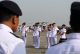 Komandan Kolat Penerbal baru Kolonel Laut (P) Henoch Nasarius Virzawan (kanan), Komandan Wing Udara 2 baru Kolonel Laut (P) Winardi (kiri), Komandan Lanudal Juanda baru Kolonel Laut (P) Muhammad Tohir (tengah) diambil sumpah saat upacara serah terima jabatan Komandan Kolat Penerbal, Komandan Wing udara 2 dan Komandan Lanudal Juanda di Apron Hanggar Lanudal Juanda Surabaya di Sidoarjo, Jawa Timur, Senin (7/10/2019). Komandan Kolat Penerbal lama Kolonel Laut (P) Maarif digantikan Kolonel Laut (P) Henoch Nasarius Virzawan, Komandan Wing Udara 2 lama Kolonel Laut (P) Catur Sigit Sumarsono digantikan Kolonel Laut (P) Winardi, Komandan Lanudal Juanda lama Kolonel Laut (P) Bayu Alisyahbana digantikan Kolonel Laut (P) Muhammad Tohir. Antara Jatim/Umarul Faruq/zk