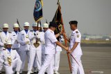 Komandan Puspenerbal Laksma TNI Edwin (kiri) menyerahkan bendera pataka kepada Komandan Lanudal Juanda baru Kolonel Laut (P) Muhammad Tohir (kanan) saat upacara serah terima jabatan Komandan Kolat Penerbal, Komandan Wing udara 2 dan Komandan Lanudal Juanda di Apron Hanggar Lanudal Juanda Surabaya di Sidoarjo, Jawa Timur, Senin (7/10/2019). Komandan Kolat Penerbal lama Kolonel Laut (P) Maarif digantikan Kolonel Laut (P) Henoch Nasarius Virzawan, Komandan Wing Udara 2 lama Kolonel Laut (P) Catur Sigit Sumarsono digantikan Kolonel Laut (P) Winardi, Komandan Lanudal Juanda lama Kolonel Laut (P) Bayu Alisyahbana digantikan Kolonel Laut (P) Muhammad Tohir. Antara Jatim/Umarul Faruq/zk