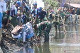 Prajurit TNI AL bersama Forkopimda, Siswa dan Masyarakat menanam mangrove di pesisir Pulau Santen, Banyuwangi, Jawa Timur, Senin (7/10/2019). Penanaman 7.000 bibit mangrove dalam rangka HUT TNI ke-74 tersebut, diharapkan dapat bermanfaat bagi kelestarian lingkungan. Antara Jatim/Budi Candra Setya/zk.