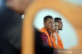 Terdakwa, Fauzul M Isa (kanan), Khairul Furqan (tengah) dan Ahmad Zaini (kiri) dalam kasus tindak pidana perdagangan satwa dilindungdi menghadiri sidang perdana di Pengadilan Negeri Banda Aceh, Selasa (8/10/2019). Sidang perdana itu untuk mendengarkan dakwaan jaksa penuntut umum terkait kasus perdagangan satwa dilindungi, trenggiling (manis javanica). Antara Aceh/Ampelsa.