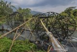 Petani memeriksa kincir air yang dipasang dialiran Sungai Citanduy, Kampung Sukasirna, Kabupaten Tasikmalaya, Jawa Barat, Senin (7/10/2019). Musim kemarau yang berkepanjangan membuat petani di kawasan tersebut harus menambah jumlah kincir air dari sebelumnya dua kincir menjadi delapan kincir agar bisa mengairi lahan pertanian. ANTARA FOTO/Adeng Bustomi/agr