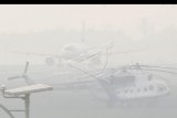 Pesawat terbang milik salah satu maskapai penerbangan swasta lepas landas di Bandara Sultan Mahmud Badaruddin (SMB) II Palembang yang tertutup kabut asap di Palembang, Sumatera Selatan, Selasa (9/10/2019). Sebanyak delapan penerbangan tertunda dan gagal mendarat di Bandara SMB II Palembang akibat tertutup kabut asap. ANTARA FOTO/Mushaful Imam/nym.