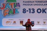 Gubernur Jawa Timur Khofifah Indar Parawansa memberikan sambutan pada acara Jatim Fair 2019 di Surabaya, Jawa Timur, Selasa (8/10/2019). Pameran untuk memperingati Hari Jadi Ke-74 Provinsi Jawa Timur dengan memamerkan produk unggulan dan kerajinan Jawa Timur tersebut berlangsung sampai 13 Oktober 2019. Antara Jatim/Didik S/ZK