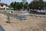 Pekerja beraktivitas di proyek pembangunan taman Papar di Desa Papar, Kediri, Jawa Timur, Selasa (8/10/2019). Pemerintah daerah setempat membangung taman senilai Rp1,6 miliar yang ditargetkan selesai November 2019 guna menyediakan tempat rekreasi gratis sekaligus membangkitkan ekonomi kerakyatan masyarakat sekitar. Antara Jatim/Prasetia Fauzani/zk.