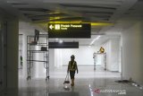 Pekerja beraktivitas di proyek terminal baru Bandara Syamsudin Noor di Banjarbaru, Kalimantan Selatan, Rabu (9/10/2019).Proyek Pengembangan Bandara Syamsudin Noor Banjarmasin (PPBDJ) PT. Angkasa Pura I menyatakan progres pembangunan terminal baru dengan kapasitas penumpang 7 juta orang pertahun tersebut sudah mencapai 89 persen dan ditargetkan selesai pada akhir Oktober 2019 dan dapat dioperasikan pada November 2019.Foto Antaranews Kalsel/Bayu Pratama S.