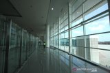 Pekerja beraktivitas di proyek terminal baru Bandara Syamsudin Noor di Banjarbaru, Kalimantan Selatan, Rabu (9/10/2019).Proyek Pengembangan Bandara Syamsudin Noor Banjarmasin (PPBDJ) PT. Angkasa Pura I menyatakan progres pembangunan terminal baru dengan kapasitas penumpang 7 juta orang pertahun tersebut sudah mencapai 89 persen dan ditargetkan selesai pada akhir Oktober 2019 dan dapat dioperasikan pada November 2019.Foto Antaranews Kalsel/Bayu Pratama S.