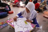 Peserta siswa Sekolah Dasar mengikuti lomba seni membuat kaligrafi dalam pentas pendidikan Islam di Pendopo Delta Wibawa Sidoarjo, Jawa Timur, Rabu (9/10/2019). Kegiatan tersebut bertujuan untuk meningkatkan kompetensi dan potensi peserta didik serta dapat menumbuhkan bakat, kreativitas di bidang keterampilan dan seni pendidikan agama Islam. Antara Jatim/Umarul Faruq/zk