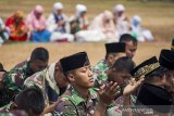 Prajurit Yonif Para Raider 305 Kostrad bersama masyarakat berdoa saat menunaikan shalat minta hujan (Istisqa) di Karawang, Jawa Barat, Selasa (8/10/2019). Shalat Istisqa tersebut untuk memohon diturunkannya hujan karena sumber mata air di wilayah itu yang mengering akibat dilanda kemarau panjang. ANTARA FOTO/M Ibnu Chazar/agr