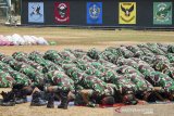 Prajurit Yonif Para Raider 305 Kostrad bersama masyarakat menunaikan shalat minta hujan (Istisqa) di Karawang, Jawa Barat, Selasa (8/10/2019). Shalat Istisqa tersebut untuk memohon diturunkannya hujan karena sumber mata air di wilayah itu yang mengering akibat dilanda kemarau panjang. ANTARA FOTO/M Ibnu Chazar/agr