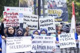 Sejumlah massa aksi yang tergabung dalam Masyarakat Karawang Bersatu memegang poster saat aksi darurat ekologis di Karawang, Jawa Barat, Rabu (9/10/2019). Aksi tersebut bertujuan untuk menuntut sembilan permasalahan ekologis seperti pemulihan pesisir, alih fungsi lahan, status gunung sanggabuana, penambangan karts, limbah B3, pencemaran sungai, sampah impor, penanganan sumber air dan tata ruang lingkungan hidup strategis di Karawang. ANTARA JABAR/M Ibnu Chazar/agr