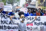 Sejumlah massa aksi yang tergabung dalam Masyarakat Karawang Bersatu memegang poster saat aksi darurat ekologis di Karawang, Jawa Barat, Rabu (9/10/2019). Aksi tersebut bertujuan untuk menuntut sembilan permasalahan ekologis seperti pemulihan pesisir, alih fungsi lahan, status gunung sanggabuana, penambangan karts, limbah B3, pencemaran sungai, sampah impor, penanganan sumber air dan tata ruang lingkungan hidup strategis di Karawang. ANTARA JABAR/M Ibnu Chazar/agr