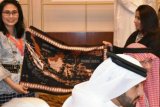 Sarung Sutera Mandar dipamerkan di Bahrain