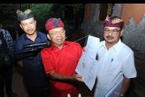 Gubernur Bali Wayan Koster (tengah) didampingi Sekda Provinsi Bali Dewa Made Indra (kiri) dan Kepala Dinas Kelautan dan Perikanan Bali I Made Sudarsana (kanan) memberi keterangan terkait penetapan Teluk Benoa sebagai kawasan konservasi maritim di Denpasar, Bali, Kamis (10/10/2019). Kawasan perairan Teluk Benoa ditetapkan sebagai kawasan konservasi maritim yang dikelola sebagai Daerah Perlindungan Budaya Maritim Teluk Benoa di perairan Provinsi Bali dengan luasan keseluruhan 1.243,41 hektare berdasarkan Surat Keputusan Menteri Kelautan dan Perikanan RI Nomor 46/KEPMEN-KP/2019. ANTARA FOTO/Fikri Yusuf/nym