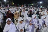 Muslimat mengikuti istighasah dan pengajian akbar di Halaman Pendopo, Kabupaten Pamekasan, Jawa Timur, Kamis (10/10/2019). Kegiatan tersebut dalam rangka satu tahun kepemimpinan Bupati dan Wakil Bupati Pamekasan, Badrut Tamam - Raja'e sekaligus doa untuk keselamatan bangsa dan peluncuran Hari Santri Nasional. Antara Jatim/Saiful Bahri/zk.