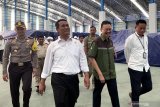 Menteri Pertanian Andi Amran Sulaiman (Dua Kiri) didampingi Kapolres Blitar AKBP Budi Hermanto (Kiri) dan Direktur Utama PT.RMI Syukur Irwantara (Dua Kanan) meninjau guding penyimpanan hasil produksi gula putih siap edar saat mengunjungi pabrik gula PT. Rejoso Manis Indo (RMI) di Blitar, Jawa Timur, Rabu (9/10/2019). Mentan menyatakan pihaknya optimistis target swasembada gula putih nasional dapat terlaksana dalam waktu dekat, seiring tuntasnya target pemerintah untuk membangun 10 pabrik gula baru selama 5 tahun yang diharapkan mampu menambah produksi gula putih nasional mencapai 1 juta ton menjadi 3,5 juta ton per tahun dari sebelumnya hanya sebanyak 2,5 juta ton per tahunnya. Antara Jatim/Irfan Anshori/zk