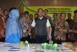 Menteri Riset Teknologi dan Pendidikan Tinggi (Menristekdikti) Mohamad Nasir (tengah), didampingi Rektor Universitas Jember Moh Hasan (kanan), melihat stand pameran edu wisata berbasis pelayanan kesehatan dalam acara soft launching gedung Integrated Laboratories, Auditorium, Agrotechnopark Universitas Jember, Jawa Timur, Kamis (10/10/2019). Menristekdikti meminta perguruan tinggi meningkatkan kualitas pendidikan dan akreditasi program studi seiring ditambahnya fasilitas penunjang seperti gedung auditorium dan laboratorium terpadu tersebut. Antara Jatim/Seno/zk