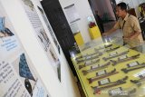 Pengunjung mengamati berbagai benda pusaka yang dipamerkan di gedung Kesenian Indramayu, Jawa Barat, Rabu (9/10/2019). Pameran benda pusaka tersebut bertujuan untuk mengenalkan dan melestarikan sejarah benda pusaka Jawa. ANTARA JABAR/Dedhez Anggara/agr