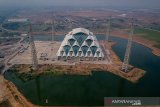 Foto udara tampak samping Masjid Al Jabbar di Gedebage, Bandung, Jawa Barat, Rabu (9/10/2019). Masjid Al Jabbar yang dapat menampung sebanyak 60 ribu jamaah dan direncanakan rampung pada 2020 tersebut akan menjadi sarana Syiar Islam, pendidikan, serta sosialisasi program keumatan dari Pemerintah Provinsi Jawa Barat. ANTARA JABAR/Raisan Al Farisi/agr