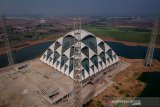 Foto udara tampak samping Masjid Al Jabbar di Gedebage, Bandung, Jawa Barat, Rabu (9/10/2019). Masjid Al Jabbar yang dapat menampung sebanyak 60 ribu jamaah dan direncanakan rampung pada 2020 tersebut akan menjadi sarana Syiar Islam, pendidikan, serta sosialisasi program keumatan dari Pemerintah Provinsi Jawa Barat. ANTARA JABAR/Raisan Al Farisi/agr