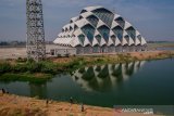 Foto udara tampak samping Masjid Al Jabbar di Gedebage, Bandung, Jawa Barat, Rabu (9/10/2019). Masjid Al Jabbar yang dapat menampung sebanyak 60 ribu jamaah dan direncanakan rampung pada 2020 tersebut akan menjadi sarana Syiar Islam, pendidikan, serta sosialisasi program keumatan dari Pemerintah Provinsi Jawa Barat. ANTARA JABAR/Raisan Al Farisi/agr