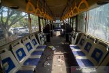 Suasana bus sekolah yang terparkir di Balai Pengujian Kendaraan Dinas Perhubungan, Gedebage, Bandung, Jawa Barat, Rabu (9/10/2019). Akibat minimnya peminat bus sekolah karena pemberlakuan sistem zonasi, Pemerintah Kota Bandung berencana mengoperasikan bus sekolah untuk mengangkut Aparatur Sipil Negara (ASN) berangkat bekerja. ANTARA JABAR/Raisan Al Farisi/agr