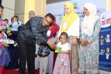 Walikota Sabang Nazaruddin menyerahkan buku tabungan Bank Aceh Syariah kepada sejumlah anak saat peluncuran program bantuan tunai dana Geunaseh di Sabang, Aceh, kamis (10/10/2019). Pemerintah kota Sabang meluncurkan dana Gerakan Untuk Anak Sehat (Geunaseh) Sabang dalam upaya mengatasi malnutrisi dan stunting di wilayah tersebut. Antara Aceh/Khalis Surry