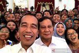 Jokowi dan Prabowo swafoto dengan wartawan