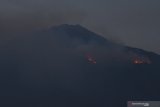 Hutan gunung Arjuno yang terbakar terlihat dari desa Landungsari, Malang, Jawa Timur, Jumat (11/10/2019). Kawasan hutan yang terbakar berada di petak Curah Seriti di ketinggian 2.300 mdpl dengan kemiringan 70 derajat sehingga menjadi kendala bagi petugas untuk memadamkan api. Antara Jatim/Ari Bowo Sucipto/zk.