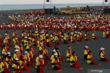 Penari berlatih tari kolosal Gandrung Sewu di pesisir Pantai Marina Boom, Banyuwangi, Jawa Timur, Jumat (11/10/2019). Latihan kolosal 1.350 penari Gandrung tersebut, sebagai persiapan terahir sebelum tampil pada Festival Gandrung Sewu pada Sabtu (12/10) di pesisir Pantai Marina Boom, Banyuwangi. Antara Jatim/Budi Candra Setya/zk.