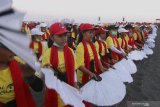 Penari berlatih tari kolosal Gandrung Sewu di pesisir Pantai Marina Boom, Banyuwangi, Jawa Timur, Jumat (11/10/2019). Latihan kolosal 1.350 penari Gandrung tersebut, sebagai persiapan terahir sebelum tampil pada Festival Gandrung Sewu pada Sabtu (12/10) di pesisir Pantai Marina Boom, Banyuwangi. Antara Jatim/Budi Candra Setya/zk.