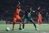 Pesepak bola Persebaya Ruben Karel Sanadi (kanan) berebut bola dengan pesepak bola Borneo FC Makarius Fredik Suruan (kiri) saat pertandingan Liga 1 2019 di Stadion Gelora Bung Tomo, Surabaya, Jawa Timur, Jumat (11/10/2019). Persebaya bermain imbang dengan Borneo FC dengan skor akhir 0-0. Antara Jatim/Moch Asim/zk.