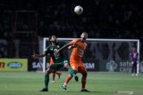 Pesepak bola Persebaya Aryn Glen Williams (kiri) berebut bola dengan pesepak bola Borneo FC Sultan Samman (kanan) saat pertandingan Liga 1 2019 di Stadion Gelora Bung Tomo, Surabaya, Jawa Timur, Jumat (11/10/2019). Persebaya bermain imbang dengan Borneo FC dengan skor akhir 0-0. Antara Jatim/Moch Asim/zk.