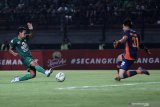 Pesepak bola Persebaya Misbakus Solikin (kiri) mencoba menendang bola dengan dihadang penjaga gawang Borneo FC Gianluca Claudio Pandeynuwu (kanan) saat pertandingan Liga 1 2019 di Stadion Gelora Bung Tomo, Surabaya, Jawa Timur, Jumat (11/10/2019). Persebaya bermain imbang dengan Borneo FC dengan skor akhir 0-0. Antara Jatim/Moch Asim/zk.