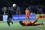 Pesepak bola Persebaya Irfan Jaya (kiri) lolos dari hadangan pesepak bola Borneo FC Nur Diansyah (kanan) saat pertandingan Liga 1 2019 di Stadion Gelora Bung Tomo, Surabaya, Jawa Timur, Jumat (11/10/2019). Persebaya bermain imbang dengan Borneo FC dengan skor akhir 0-0. Antara Jatim/Moch Asim/zk.