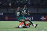 Pesepak bola Persebaya David Aparecido Da Silva (kiri) dijegal pesepak bola Borneo FC Sultan Samman (kanan) saat pertandingan Liga 1 2019 di Stadion Gelora Bung Tomo, Surabaya, Jawa Timur, Jumat (11/10/2019). Persebaya bermain imbang dengan Borneo FC dengan skor akhir 0-0. Antara Jatim/Moch Asim/zk.