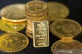 Emas naik tipis khawatirkan penyebaran COVID-19 gagalkan pemulihan ekonomi