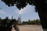 Suasana monumen Arek Lancor saat matahari berada diposisi paling atas, Pamekasan, Jawa Timur, Sabtu (12/10/2019). Badan Meteorologi Klimatologi dan Geofisika (BMKG) memprediksi sejumlah kota di Jatim akan mengalamiÂ hari tanpa bayangan saat posisi matahari tepat berada di atas kepala dan merupakan posisi terdekaÂ atau kulminasi pada pertengahan Oktober ini. Antara Jatim/Saiful Bahri/zk.