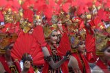 Penari menunjukan aksi tari kolosal Gandrung Sewu di Pantai Boom, Banyuwangi, Jawa Timur, Sabtu (12/10/2019). Aksi kolosal 1.350 penari gandrung dengan tema âPanji-Panji Sunangkoroâ itu, dibalut dalam sendratari berkisah tentang perjuangan heroik rakyat Blambangan melawan kolonialisme Belanda. Antara Jatim/Budi Candra Setya/zk.